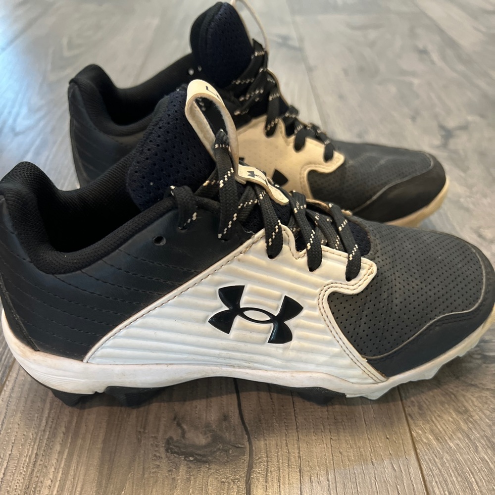 UA Leadoff Youth Cleats